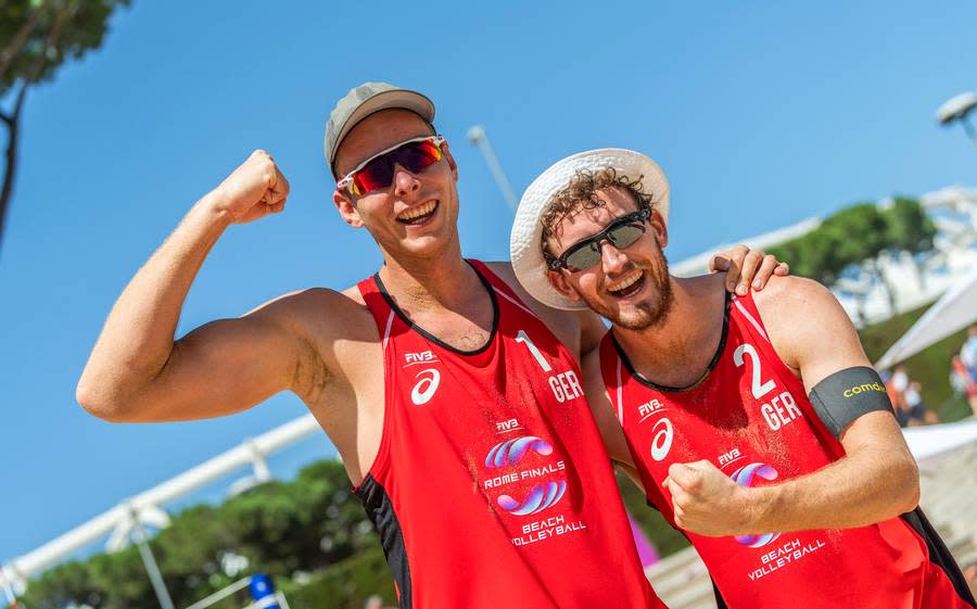 NILS EHLERS / LARS FLÜGGEN: Dieses Team besticht durch eine besondere Mischung aus Talent und Erfahrung. Obwohl sie nur vier Jahre trennen, ist Flüggen (r.) schon seit 2006 im Beachvolleyball aktiv. Ehlers entschied sich erst 2016 vom Wechsel aus der Halle in den Sand. Bei ihrem ersten gemeinsamen DM-Auftritt 2018 landeten sie auf Rang drei. Flüggen musste aber kurzfristig passen und wird durch ERIC STADIE ersetzt