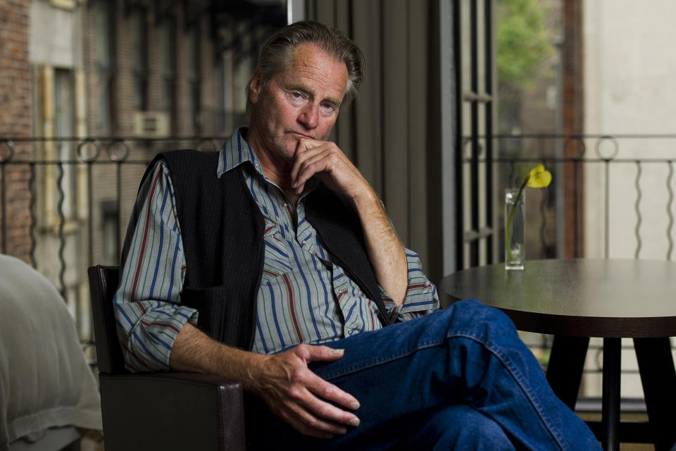 <p>Als Vertreter der Beat-Generation packte der Dramatiker und Schauspieler Sam Shepard die Dinge gern unkonventionell an: Erste Erfahrungen sammelte er beim Tournee-Theater „Bishop Company“, mit dem er quer durch die USA reiste und das ihm eine dicke Haut für das Business verpasste. Shepards umtriebige Art beschaffte ihm zahlreiche Rollen in Filmen wie „Black Hawk Down“, „Fool for Love – Verrückt vor Liebe“ und „Passwort: Swordfish“. Zudem schrieb er selbst unermüdlich Theaterstücke und führte Regie – stets auf der Suche nach dem wahren Amerika und seiner individuellen Rolle darin. Seine Reise endete mit 73 Jahren – Shepard litt seit Jahren an der Nervenkrankheit ALS. (Bild: AP Photo/Charles Sykes) </p>