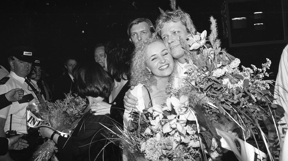 La violinista Fionnuala Sherry con los ganadores de Eurovisión Secret Garden en The Point Depot, Dublín, el 13 de mayo de 1995 (parte de la colección Independent Newspapers Ireland/NLI)). (Foto de Independent News and Media/Getty Images)