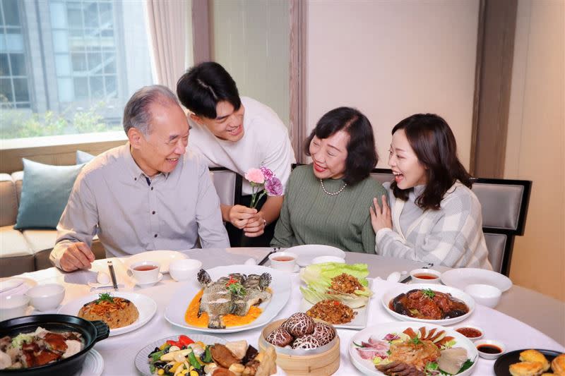 板橋凱撒大飯店推出「寵愛媽咪 幸福食光」餐飲優惠。（圖／旅宿業者提供）
