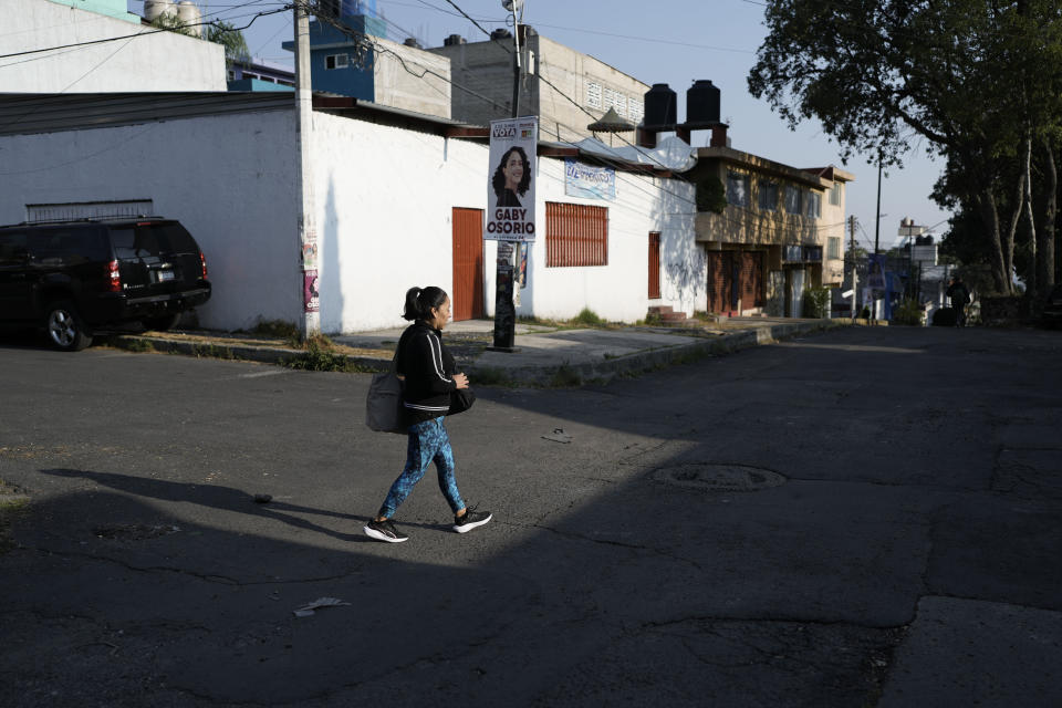 Concepción Alejo, empleada doméstica, sale hacia su lugar de trabajo en Ciudad de México, el miércoles 24 de abril de 2024. Alejo está entre los aproximadamente 2,5 millones de mexicanos --en su mayoría mujeres-- que son empleados domésticos en el país latinoamericano. (AP oto/Marco Ugarte)