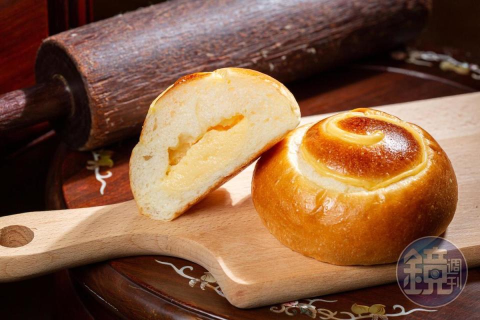 「牛奶麵包」就是小時候懷念的克林姆麵包，台式卡士達餡清甜滑順。（20元／個）