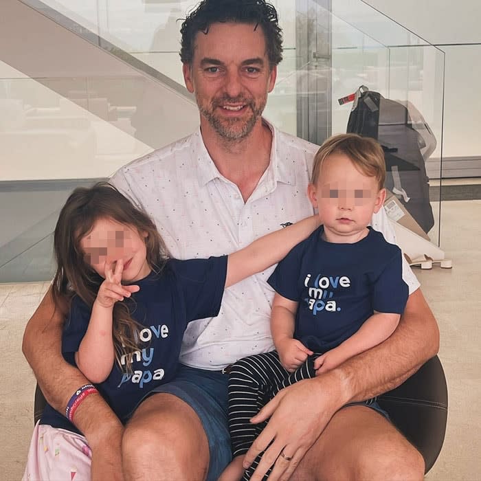 Pau Gasol con sus dos hijos