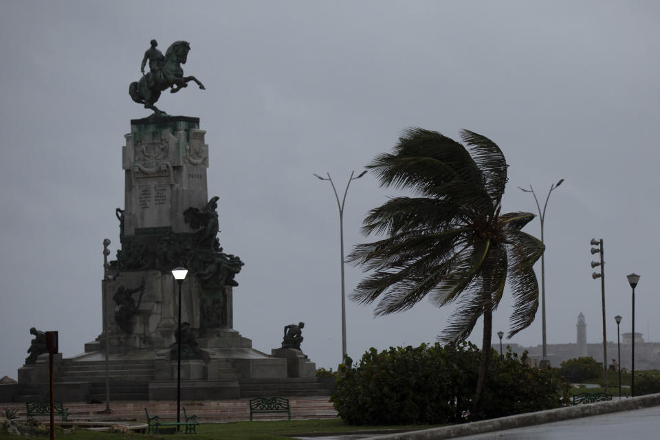 El viento sopla una palmera en el Monumento Antonio Maceo a lo largo del malecón durante el paso del huracán Ian en La Habana, Cuba, la madrugada del jueves 27 de septiembre de 2022. (AP Foto/Ismael Francisco)
