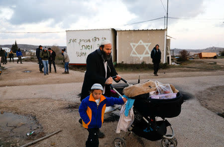 Foto del miércoles de un residente del asentamiento ilegal de Amona abandonando el lugar. Feb 1, 2017. Manifestantes de derecha chocaron el miércoles con policías israelíes que ejecutaban una orden judicial para desalojar a colonos de un asentamiento ilegal en la ocupada Cisjordania, horas después de que el Gobierno anunciara nuevas construcciones. REUTERS/Ronen Zvulun