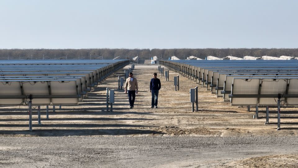 Bill (à gauche) traverse un panneau solaire avec le co-fondateur et PDG d'Antora Energy.  L’entreprise développe de nouvelles façons de stocker l’énergie propre.  -Julien Quinones/CNN