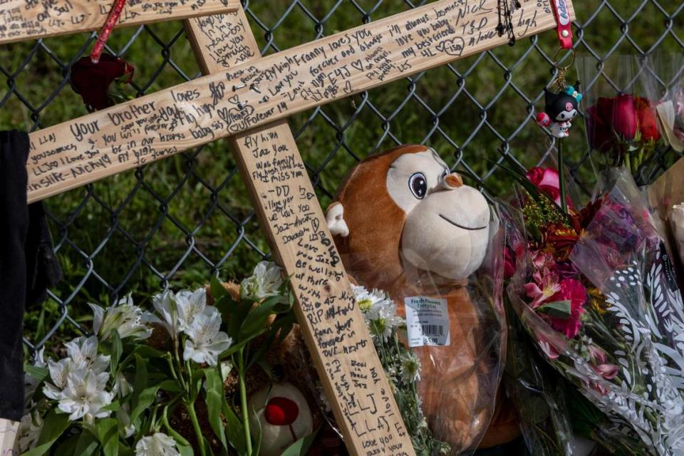 Detalle de un monumento improvisado en memoria de Anthony Gago, de 15 años, y Jazmin Keltz, de 14, dos estudiantes de John A. Ferguson que murieron después de que Anthony estrellara su auto contra un pilar de hormigón cerca de Florida's Turnpike, junto a Miller Drive, el miércoles 8 de noviembre de 2023. Jose A. Iglesias/jiglesias@elnuevoherald.com