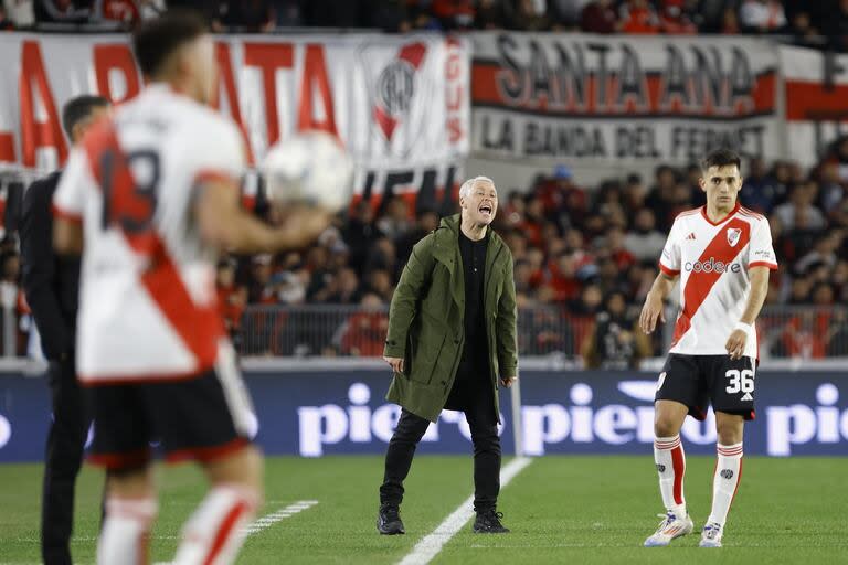 Escena del partido que disputan River Plate y Sarmiento de Junín.