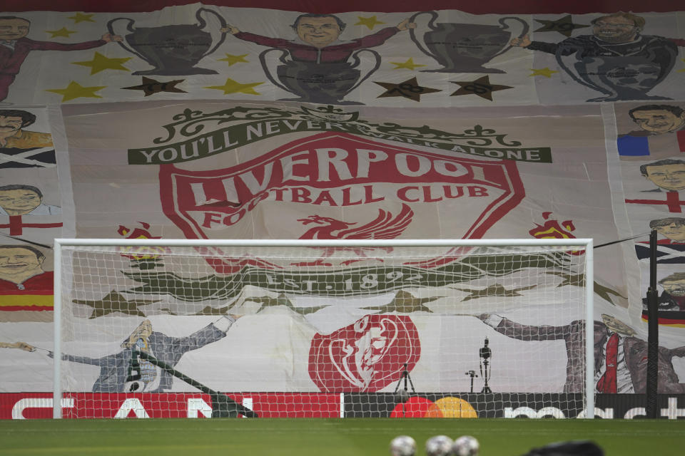 Una bandera gigante de Liverpool dentro del estadio Anfield previo al partido contra el Real Madrid por los cuartos de final de la Liga de Campeones, el miércoles 14 de abril de 2021. (AP Foto/Jon Super)