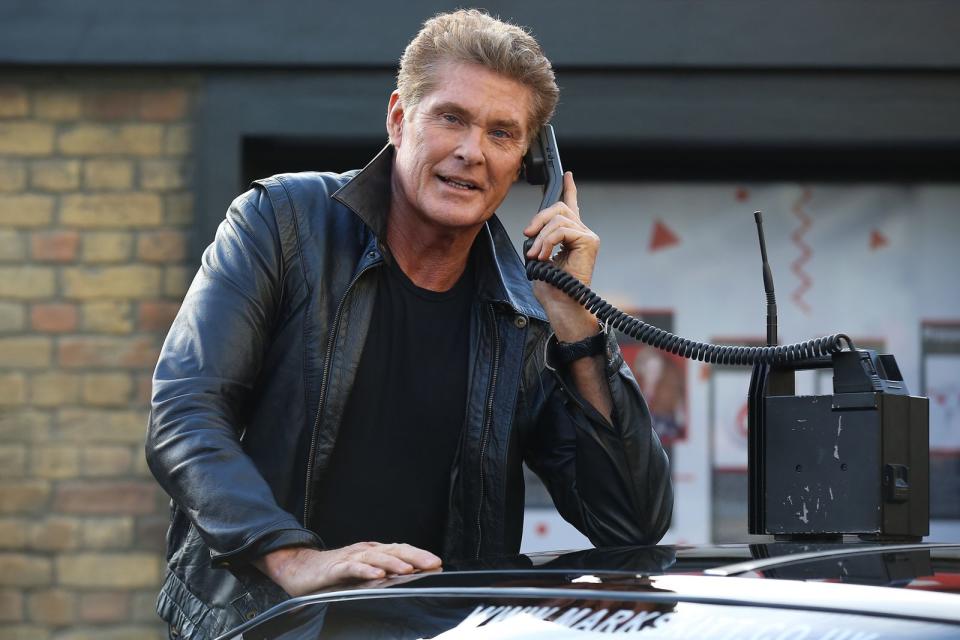 <p>Und das ist er bis heute - trotz oder gerade wegen seines musikalischen Beitrags zum Fall der Mauer ("Looking For Freedom"). "The Hoff" weiß, wie er mit selbstironischen Gastauftritten in Filmen ("SpongeBob", "Baywatch", 2017) oder Musikvideos ("Guardians of the Galaxy") seine Fans bei der Stange und sich selbst im Gespräch hält. (Bild: Neil P. Mockford/Getty Images)</p> 