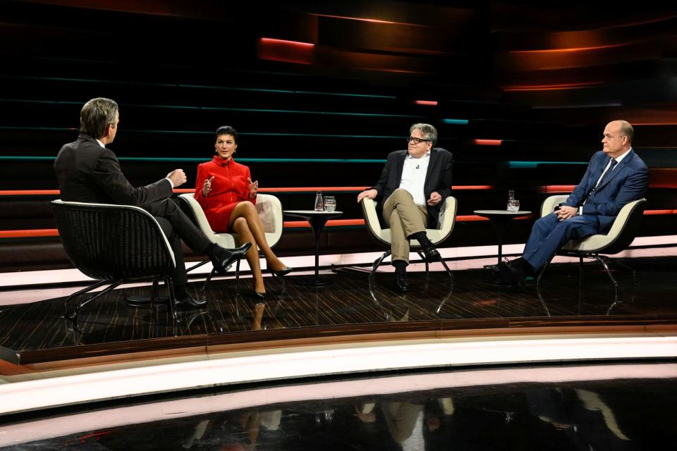 Markus Lanz begrüßte am Mittwoch die Gäste Sahra Wagenknecht, Marcus Bensmann und Robin Alexander. (Bild: ZDF / Markus Hertrich)