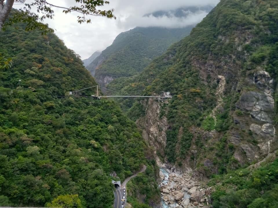 橫跨立霧溪有最美吊橋美譽的山月吊橋。 （中華旅行社提供）