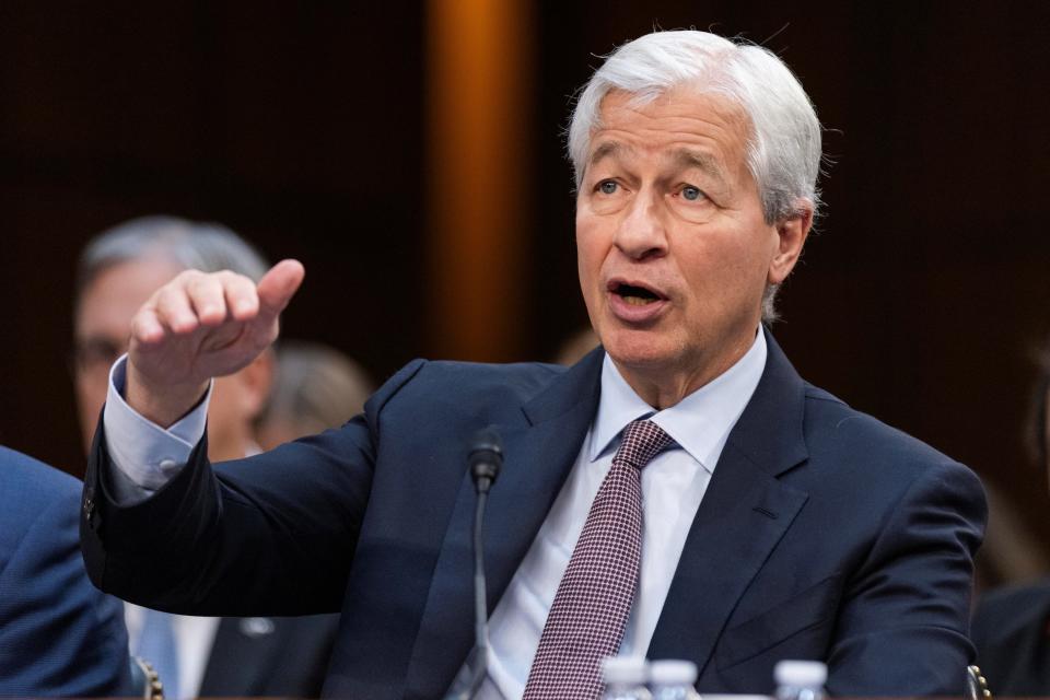 Jamie Dimon, Vorsitzender und CEO von JPMorgan Chase, nimmt am 6. Dezember 2023 an einer Anhörung zur jährlichen Aufsicht über Wall-Street-Unternehmen vor dem Senatsausschuss für Banken, Wohnungsbau und Stadtangelegenheiten in Washington, D.C., USA, teil. (Foto von: Aaron Schwartz (Xinhua über Getty Images)