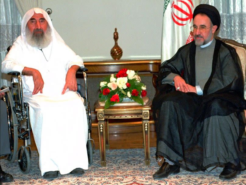 El presidente iraní Mohammad Khatami se reúne con el jeque Ahmed Yassin, jefe del grupo militante palestino Hamas, en Teherán el sábado 2 de mayo de 1998.