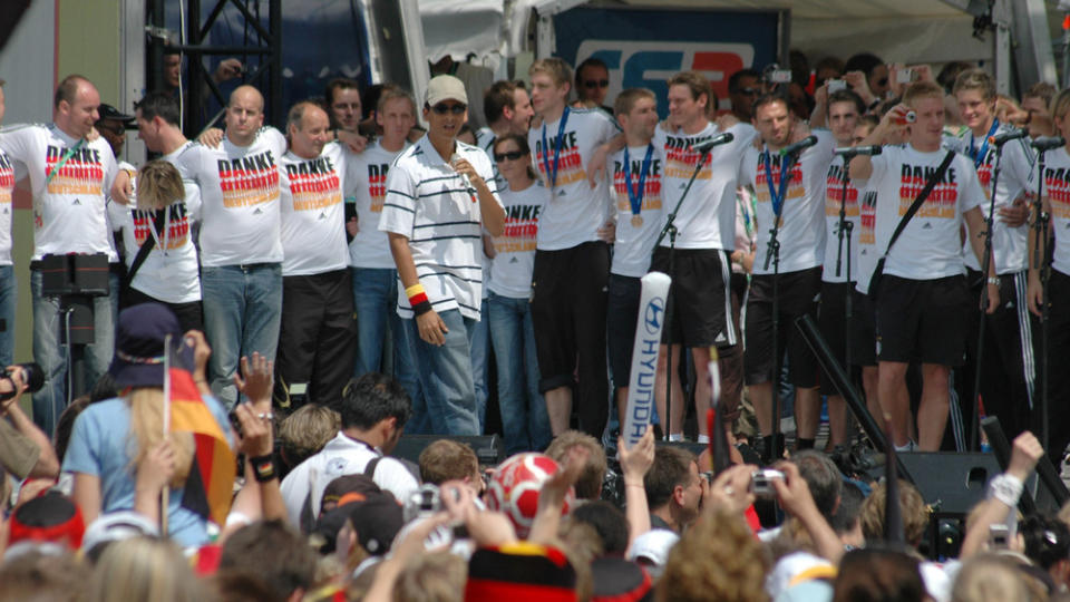 Xavier Naidoo mit der DFB-Elf vor dem Brandenburger Tor