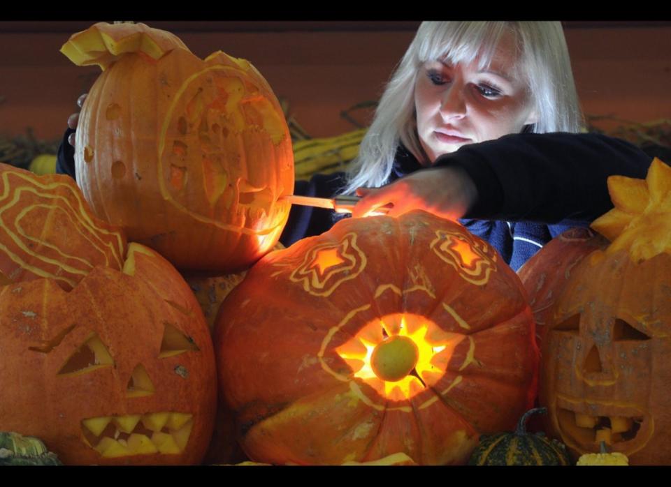 Una mujer talla una jack-o-lanterns en Alemania, donde desde hace algún tiempo se han popularizado las celebraciones de Halloween.