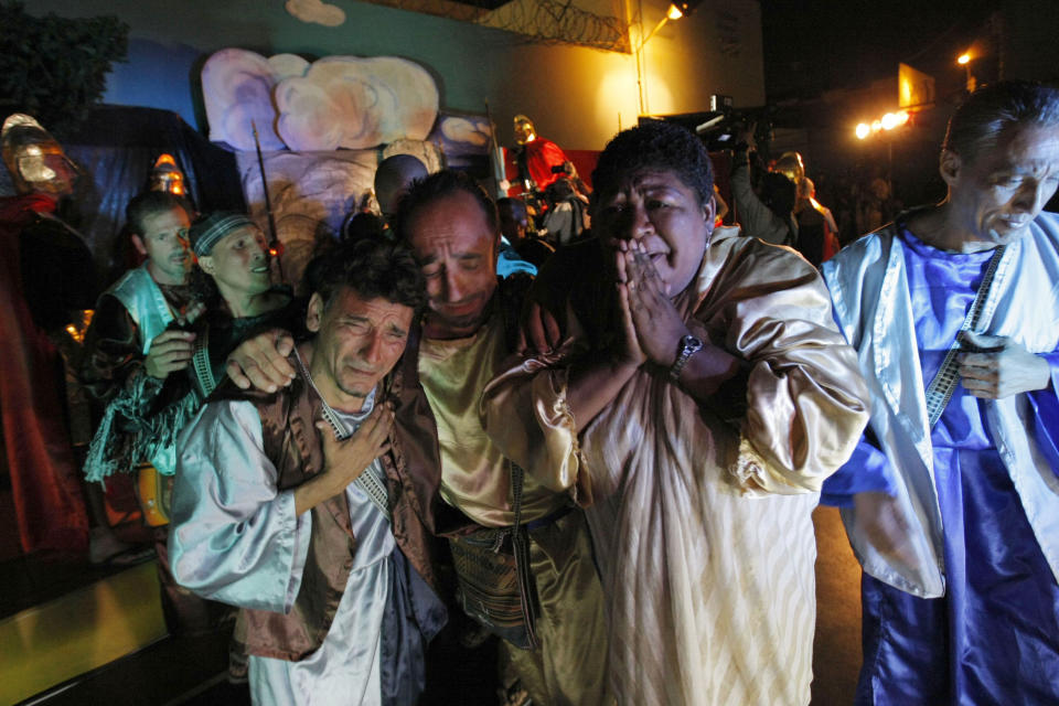 Con motivo de Semana Santa, presos representan la ópera rock Jesucristo Super Estrella en la prisión Sarita Colonia, en el puerto de El Callao, Peru, el martes 15 de abril de 2014. (AP Photo/Karel Navarro)