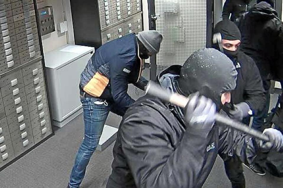 In die Sparkasse in Frohnau wurde eingebrochen. Fotos zeigen die Täter.<span class="copyright">Polizei Berlin</span>