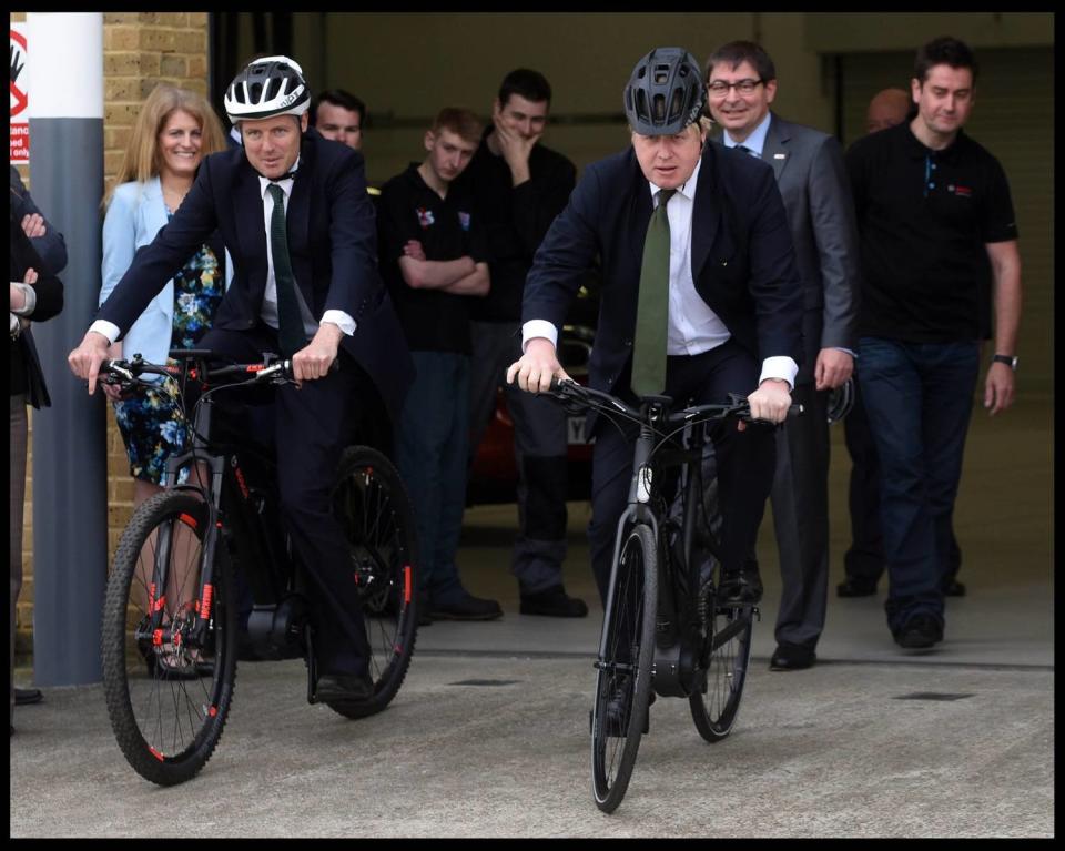 英國首相強生（Boris Johnson）大力推行減重運動，鼓勵大眾騎單車。   圖：翻攝自強生臉書（資料照）