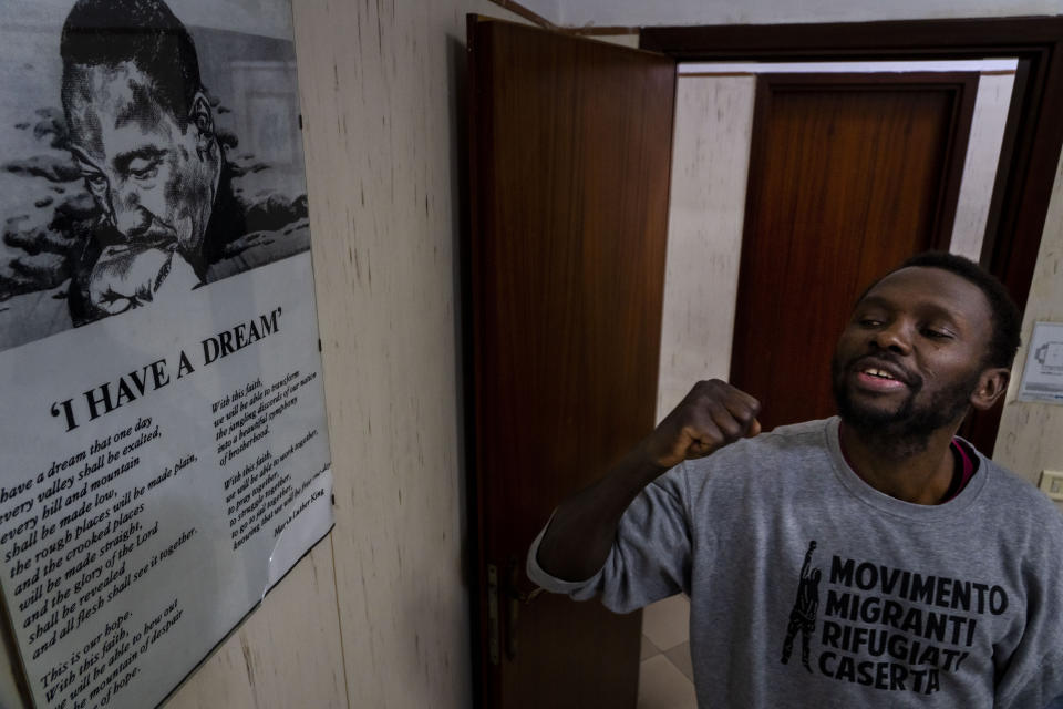 Mamadou Kouassi, un migrante que hizo el viaje desde su Costa de Marfil natal a Italia en 2006, lee un pasaje del discurso 'I Have a Dream' de Martin Luther King Jr. en Castel Volturno, en el sur de Italia, donde dedica su vida a trabajar con inmigrantes, el jueves 1 de febrero de 2024. La odisea de Kouassi a través África inspiró la película Io Capitano ("Yo capitán") del director italiano Matteo Garrone y se encuentra entre los nominados a la 96ª edición de los Oscar de 2024 en la categoría de largometraje internacional. (Foto AP/Domenico Stinellis)