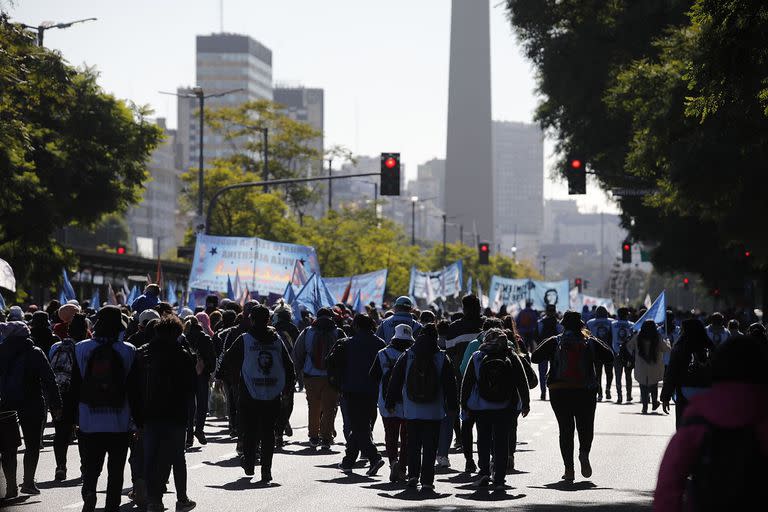 Organizaciones sociales cortan la Avenida 9 de Julio en Buenos Aires, Argentina