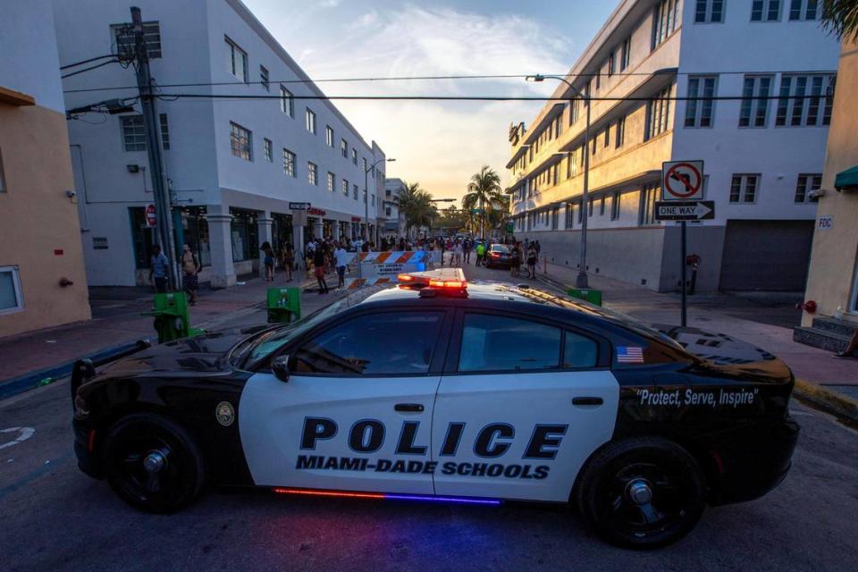 Un coche de policía de las Escuelas de Miami-Dade bloquea una calle de Collins Avenue durante las vacaciones de primavera en Miami Beach, Florida, el sábado 18 de marzo de 2023.