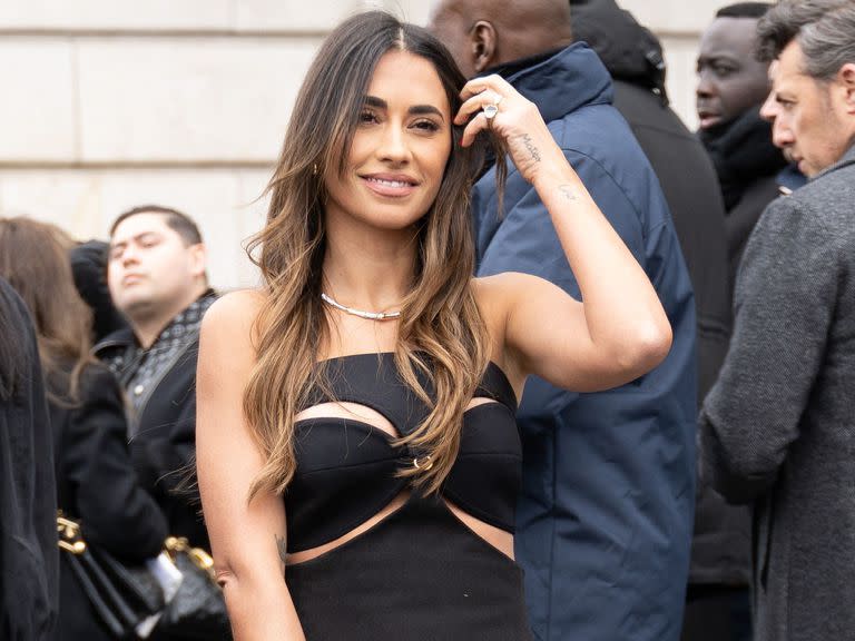 Antonela Roccuzzo llegó a la semana de la Moda de París y revolución a todos (Photo by Zoulerah NORDDINE / AFP)