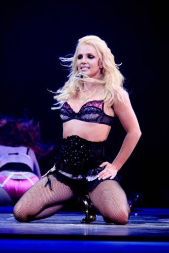 Britney Spears recuperó su figura gracias a una estricta dieta y la ayuda de un entrenador personal quien puso especial énfasis en una rutina de distintos ejercicios abdominales para tonificar su cintura; además baila durante por lo menos 2 horas diarias.