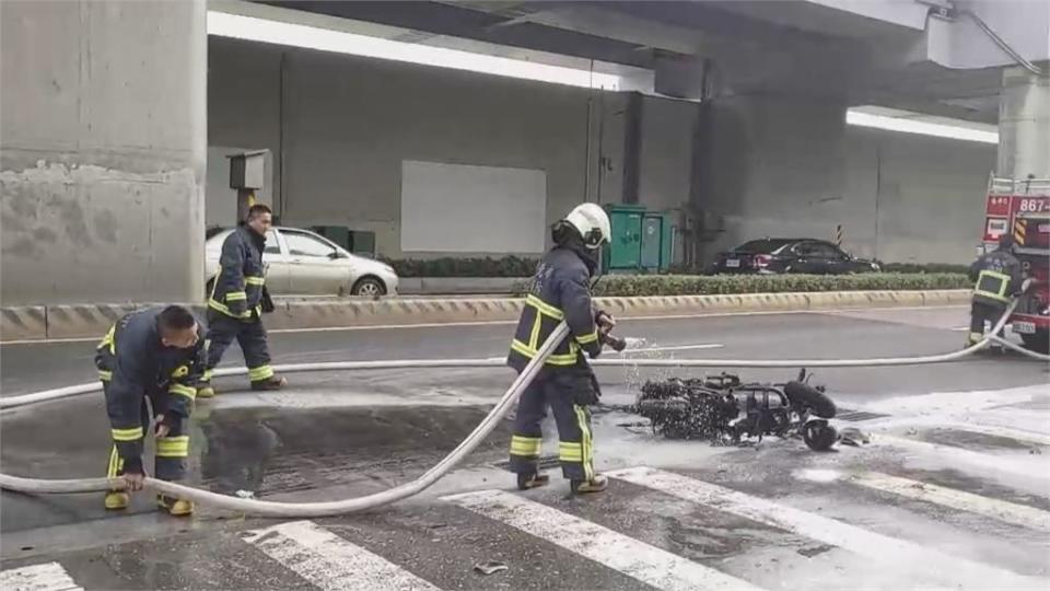 碰！左轉搶快對撞直行車　2機車燒成火球