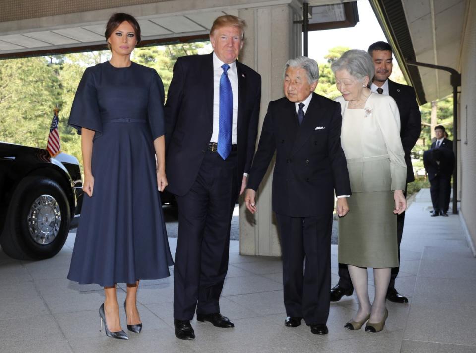 Kaiser Akihito und Kaiserin Michiko heißen Präsident Donald Trump und Melania in Japan willkommen. (Bild: AP)