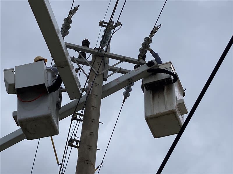 小犬颱風強風吹斷高壓電線，造成全台部分地區停電。（圖／翻攝畫面）