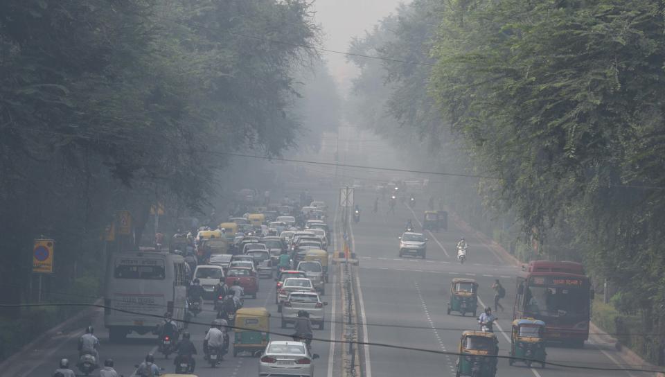NEW DELHI, INDIA - OCTOBER 14: Pollution and smog at Tilak Marg on October 14, 2020 in New Delhi, India. Air quality in capital deteriorated as the burning of crop waste in fields sent smoke billowing across the north of the country. A smoggy haze settled over the city, reducing visibility significantly, as the Air Quality Index (AQI) rose past 300 on a scale of 500, indicating very poor conditions that pose a risk of respiratory problems, according to the federal pollution control boards guidance. (Photo by Arvind Yadav/Hindustan Times via Getty Images)