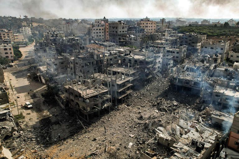 Esta imagen tomada el 11 de octubre de 2023 muestra una vista aérea de edificios destruidos por ataques aéreos israelíes en el campamento de Jabalia para refugiados palestinos en la Ciudad de Gaza.