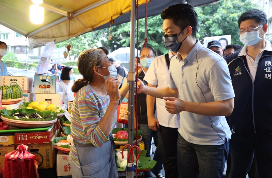 蔣萬安上午到長春市場掃街拜票。   圖：蔣萬安辦公室/提供