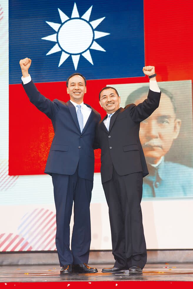 國民黨主席朱立倫（左）昨表示，國民黨會提名最強的人選，而新北市長侯友宜（右）是最強母雞。（本報資料照片）