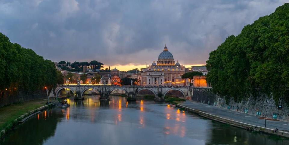 Puente de Sant’Angelo, y al fondo la Basílica de San Pedro. Jebulon/Wikimedia Commons