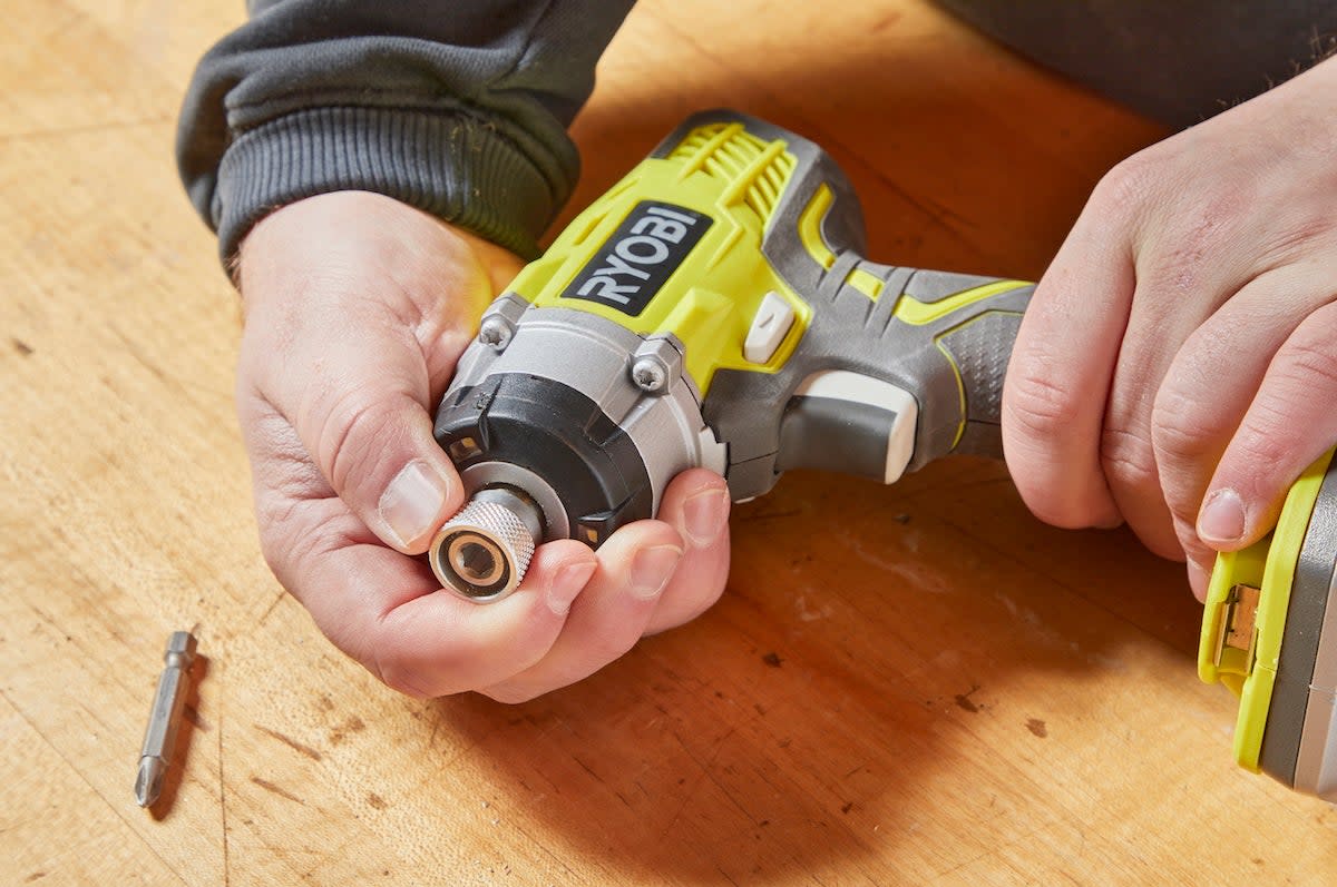 how-to-change-a-drill-bit_impact-driver