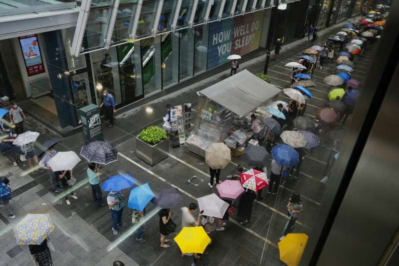 2021年6月24日，許多香港市民排隊搶購最後一期《蘋果日報》。（美聯社）