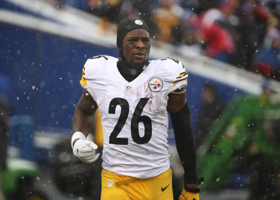 ORCHARD PARK, NY - DECEMBER 11: Le'Veon Bell #26 of the Pittsburgh Steelers during NFL game action against the Buffalo Bills at New Era Field on December 11, 2016 in Orchard Park, New York. (Photo by Tom Szczerbowski/Getty Images)