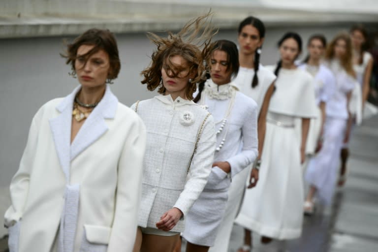 Unas modelos desfilan para la casa Chanel el 2 de mayo de 2024 en la ciudad francesa de Marsella (Christophe Simon)