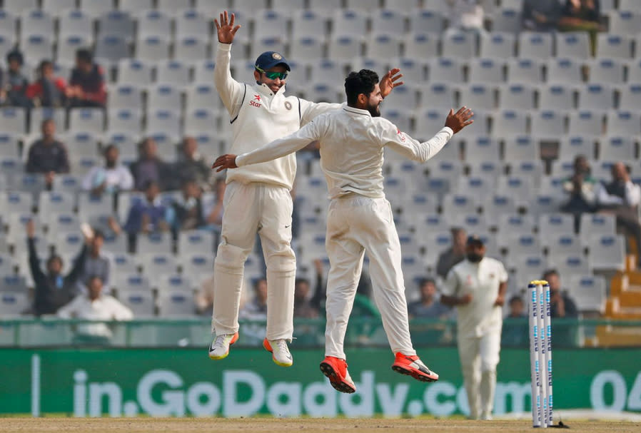 Die Inder Ravindra Jadeja und Karun Nair springen bei einem Cricket-Spiel in Mohali vor Freude in die Luft, nachdem der englische Gegenspieler Joe Roots aus der Partie ausgeschieden ist. (Bild: AP Photo/Altaf Qadri)