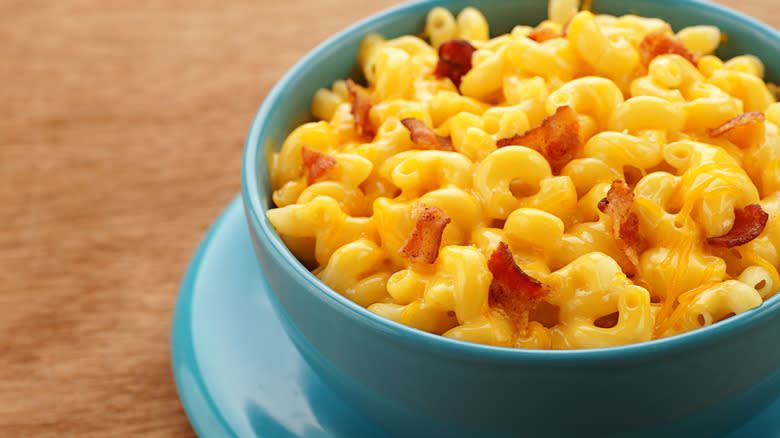 bacon macaroni cheese blue bowl