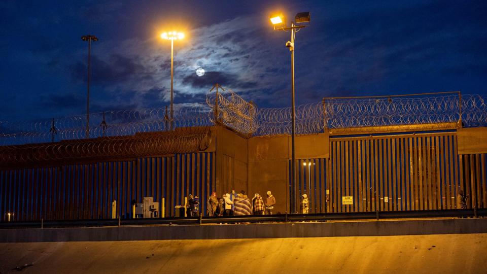 Immigrants wait overnight next to the U.S.-Mexico border fence to seek asylum in the United States on January 7, 2023, as viewed from Ciudad Juarez, Mexico. (Photo by John Moore/Getty Images)