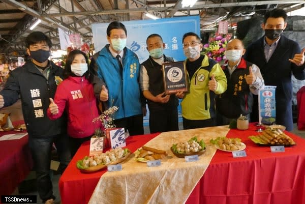 宜蘭唯一！綠九市場業者莊英富所經營的「富哥飛虎魚丸」，獲台灣魚漿王名攤認證。宜蘭市長江聰淵特地前往表達祝賀與鼓勵。（記者董秀雲攝）