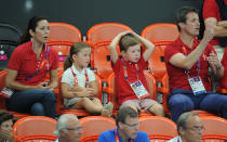 <p>Ganz die Eltern: Ziemlich niedlich, wie Eltern und Kinder gemeinsam beim Viertelfinale der Handballer mit der dänischen Mannschaft mitfiebern. Isabella und Christian sind dem Papa wie aus dem Gesicht geschnitten. Die gegnerische Mannschaft war Schweden – König Carl Gustaf und Königin Silvia sitzen direkt vor den dänischen Royals. (Bild: ddp Images)</p>