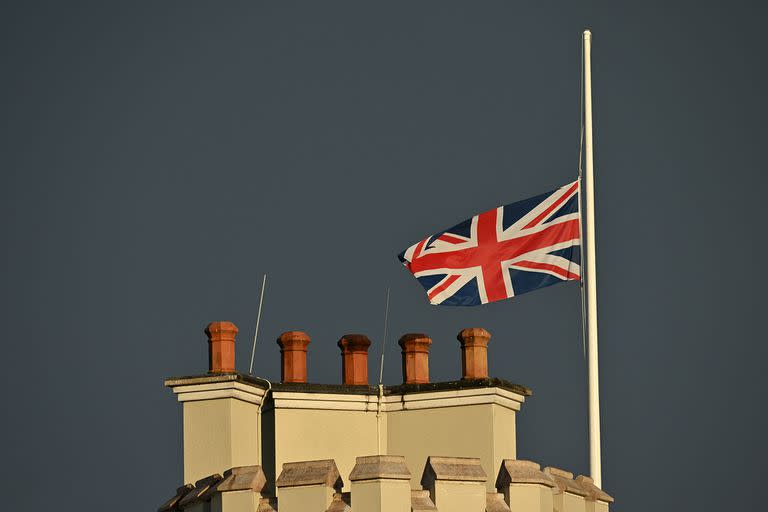 La bandera británica a media asta en el Campeonato BMW PGA en  el Wentworth Golf Club, al sur de Londres 