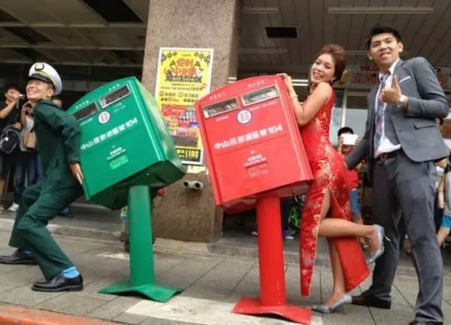 在台灣，有一種樂觀，叫彎腰郵筒。（取自微信號直通台灣）