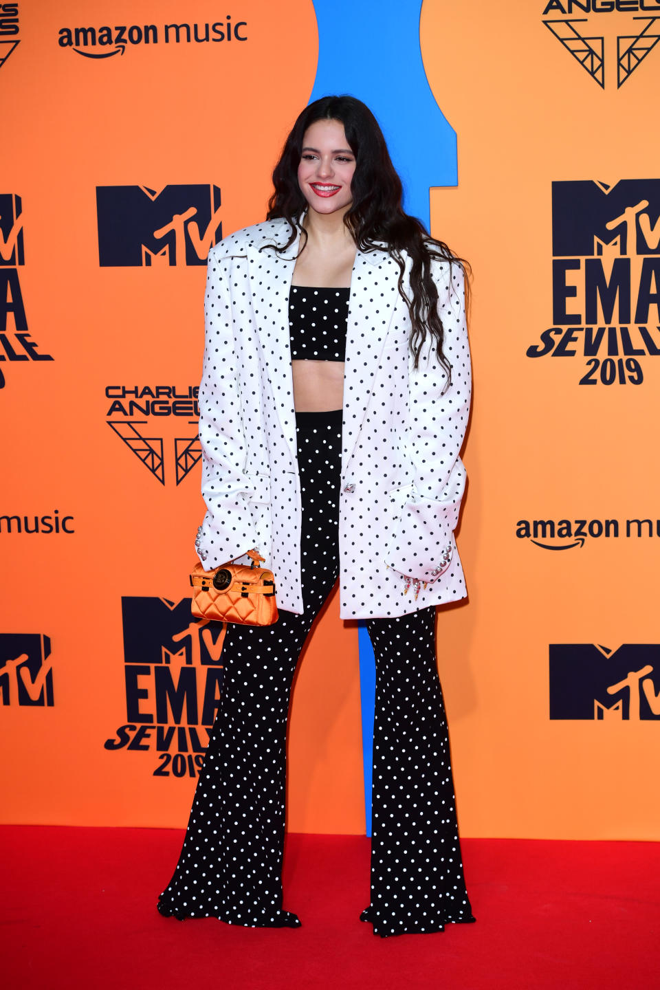 Rosalía no solo triunfó en la alfombra roja vestida de Balmain, sino también en la gala tras llevarse a casa el premio a la Mejor Colaboración. (Foto: Ian West / Getty Images)