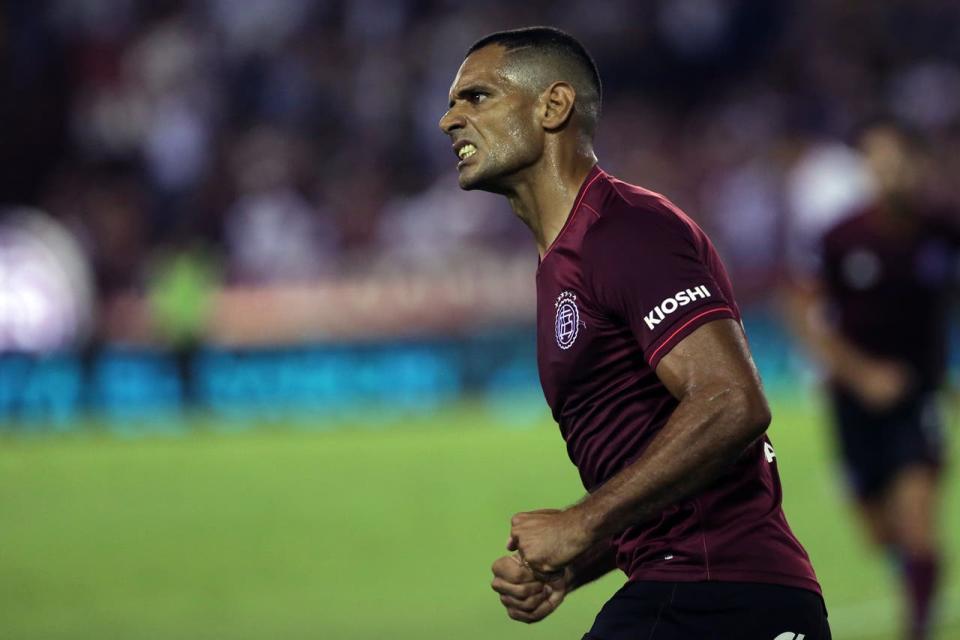 José Sand, un goleador que a los 40 años se mantiene vigente en Lanús