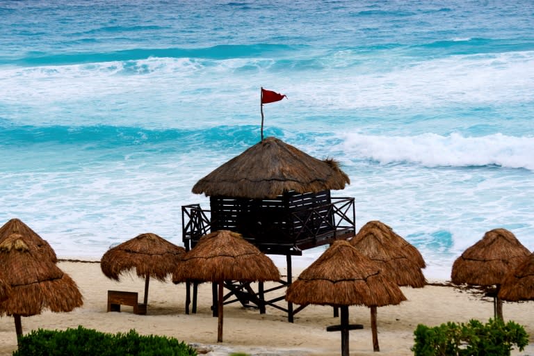 Una bandera roja encima de una caseta de salvavidas en la playa antes de la llegada del huracán Beryl a Cancún, estado de Quintana Roo, México, el 4 de julio de 2024. (Elizabeth Ruiz)